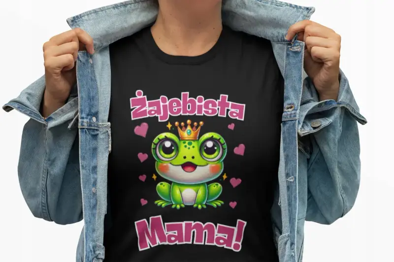 Czarna koszulka na Dzień Mamy z uroczą żabką w koronie i napisem "Zajebista Mama!". Idealny prezent dla każdej super mamy.